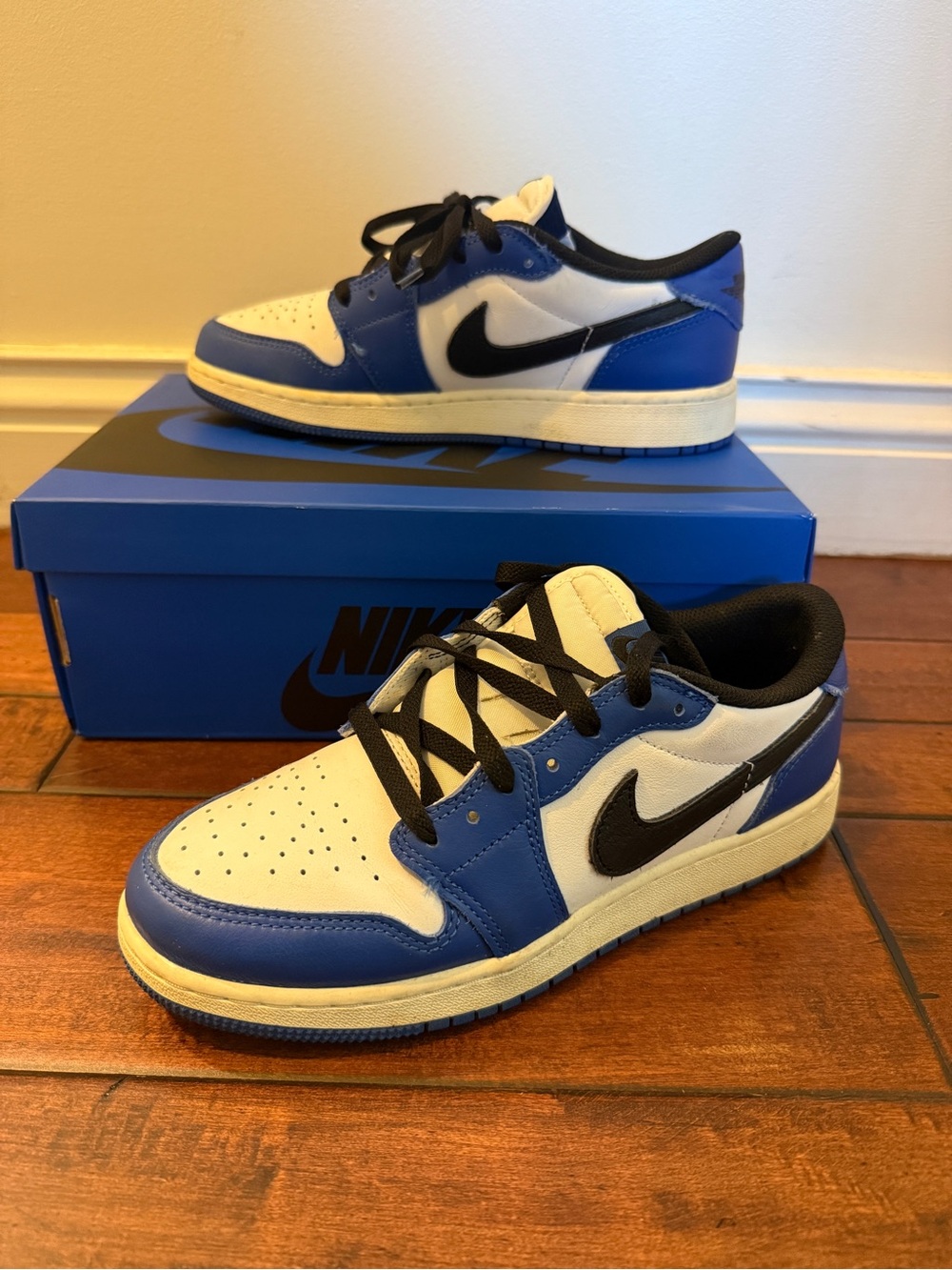 Nike Kids Low-Top Sneakers in White, Blue and Black